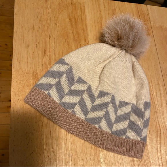 100% wool hat with real fur Pom-Pom - Picture 2 of 2